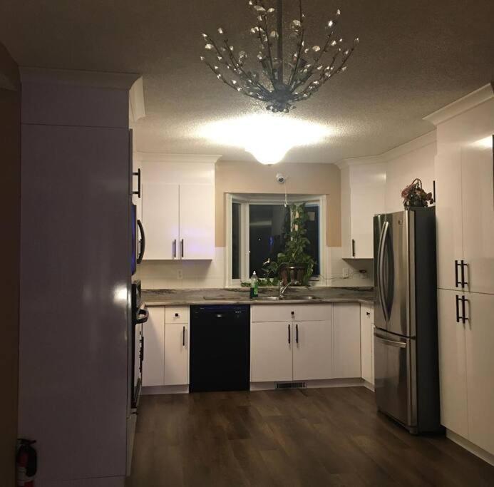 Renovated 4 Bedrooms 20 Sleeps Shopping Mall Edmonton Esterno foto